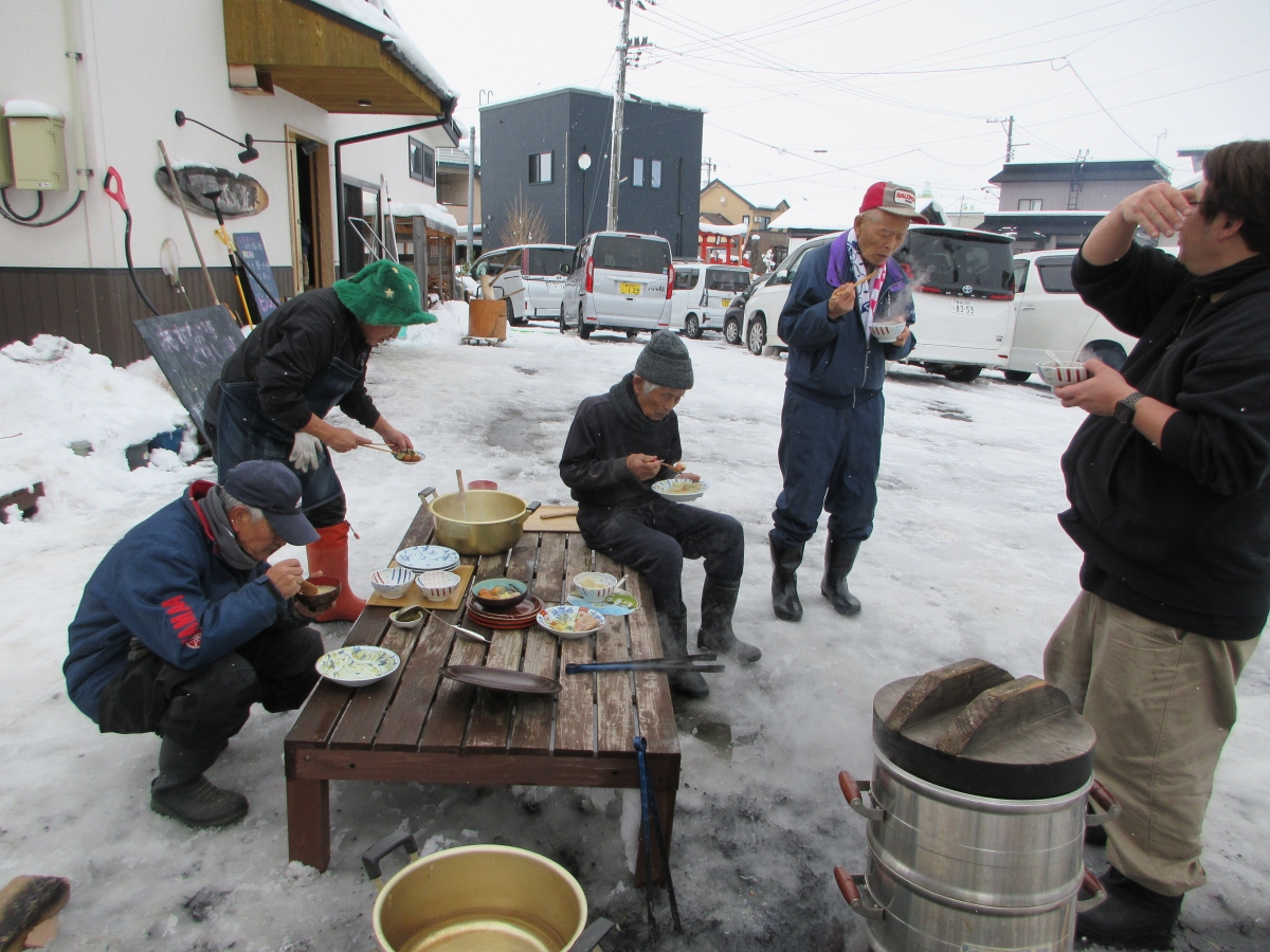 雪の合間に外で