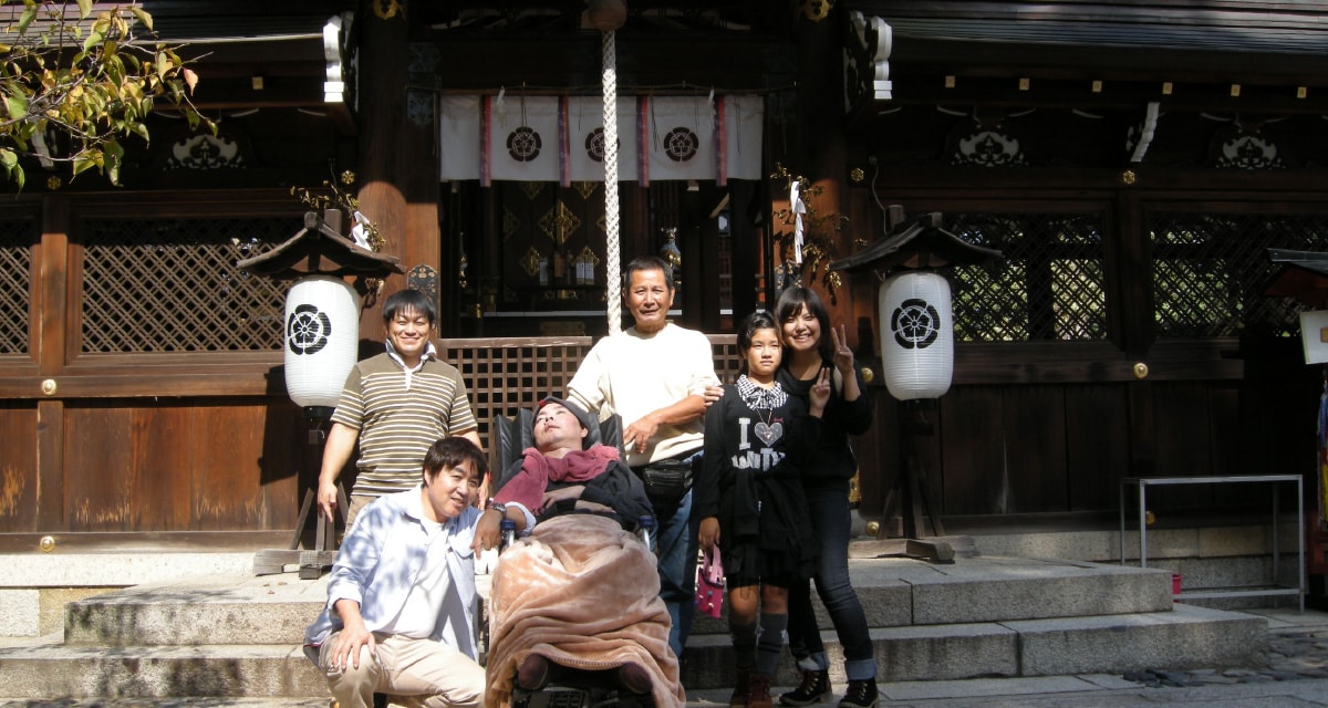 施設利用者とそのご家族、青山の写る記念写真