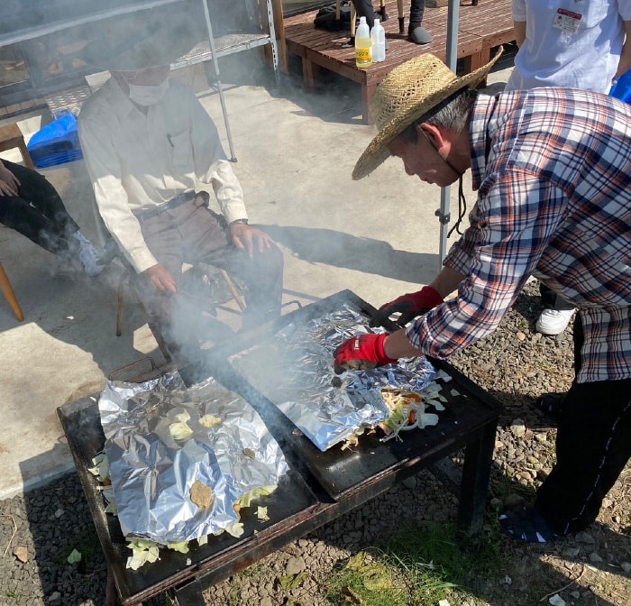 屋外で焼きそばを作る様子